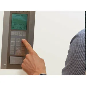 Вызывная аудиопанель DDC/08 VR ELU со спец. покрытием, кодонаборной клавиатурой, дисплеем и считывателем (система XIP) CAME 60080020 (КАМЕ) Вызывная аудиопанель DDC/08 VR ELU со спец. покрытием, кодонаборной клавиатурой, дисплеем и считывателем (система XIP) CAME 60080020 (КАМЕ)